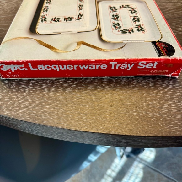 Vintage 3 piece Lacquer Ware Nesting Trays set.  Christmas Poinsettias design - Picture 4 of 11